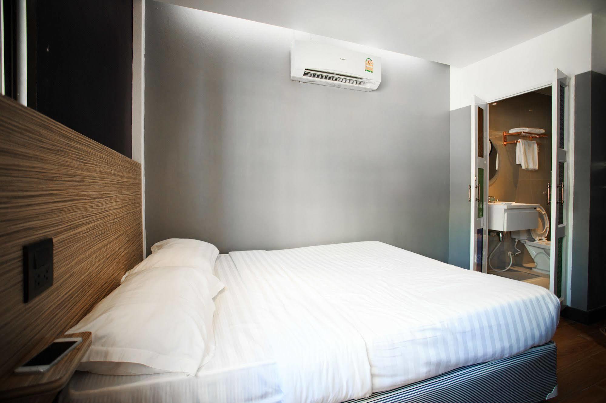 Cloud 9 Lodge Bangkok Exterior photo