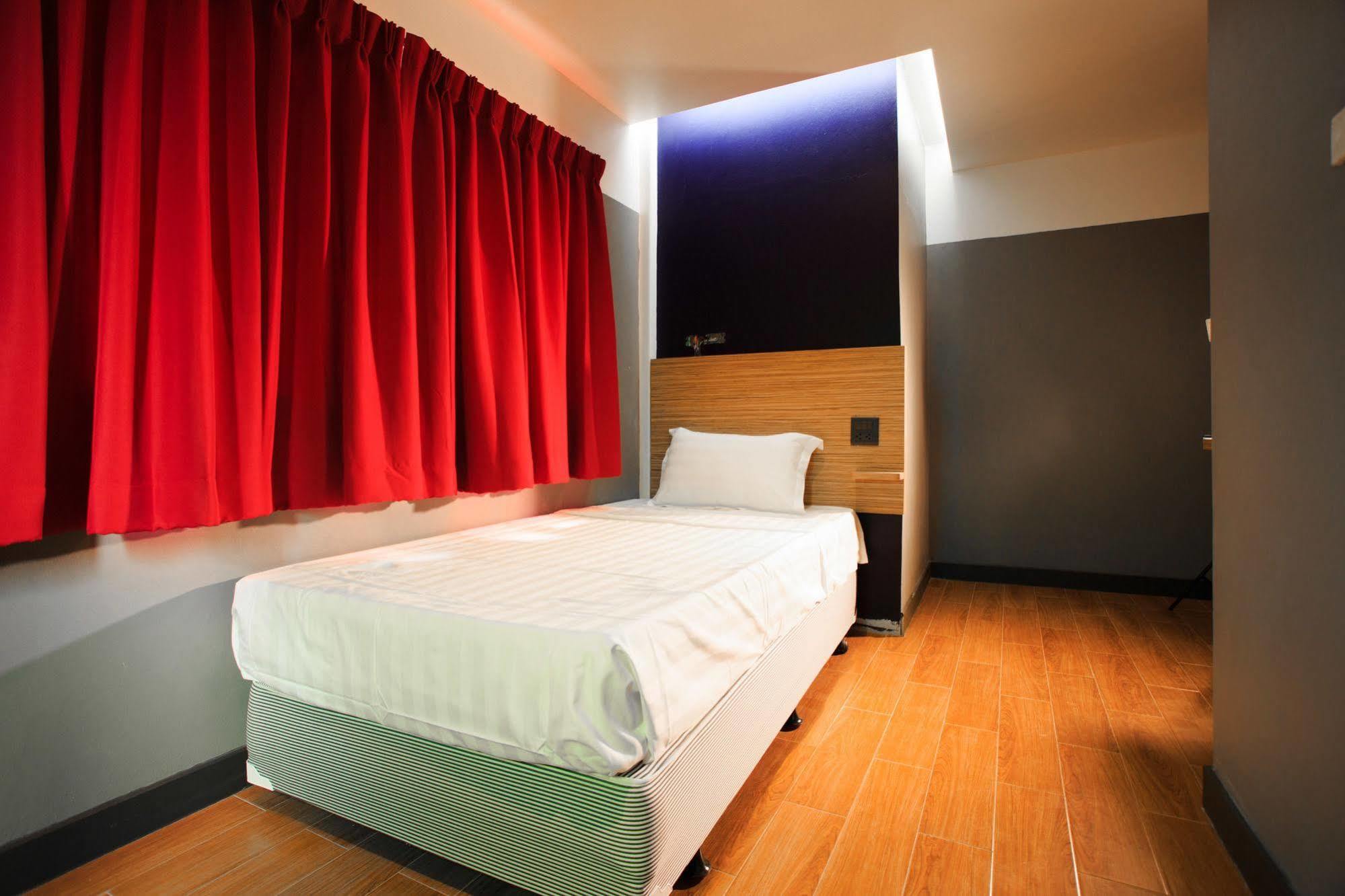 Cloud 9 Lodge Bangkok Exterior photo