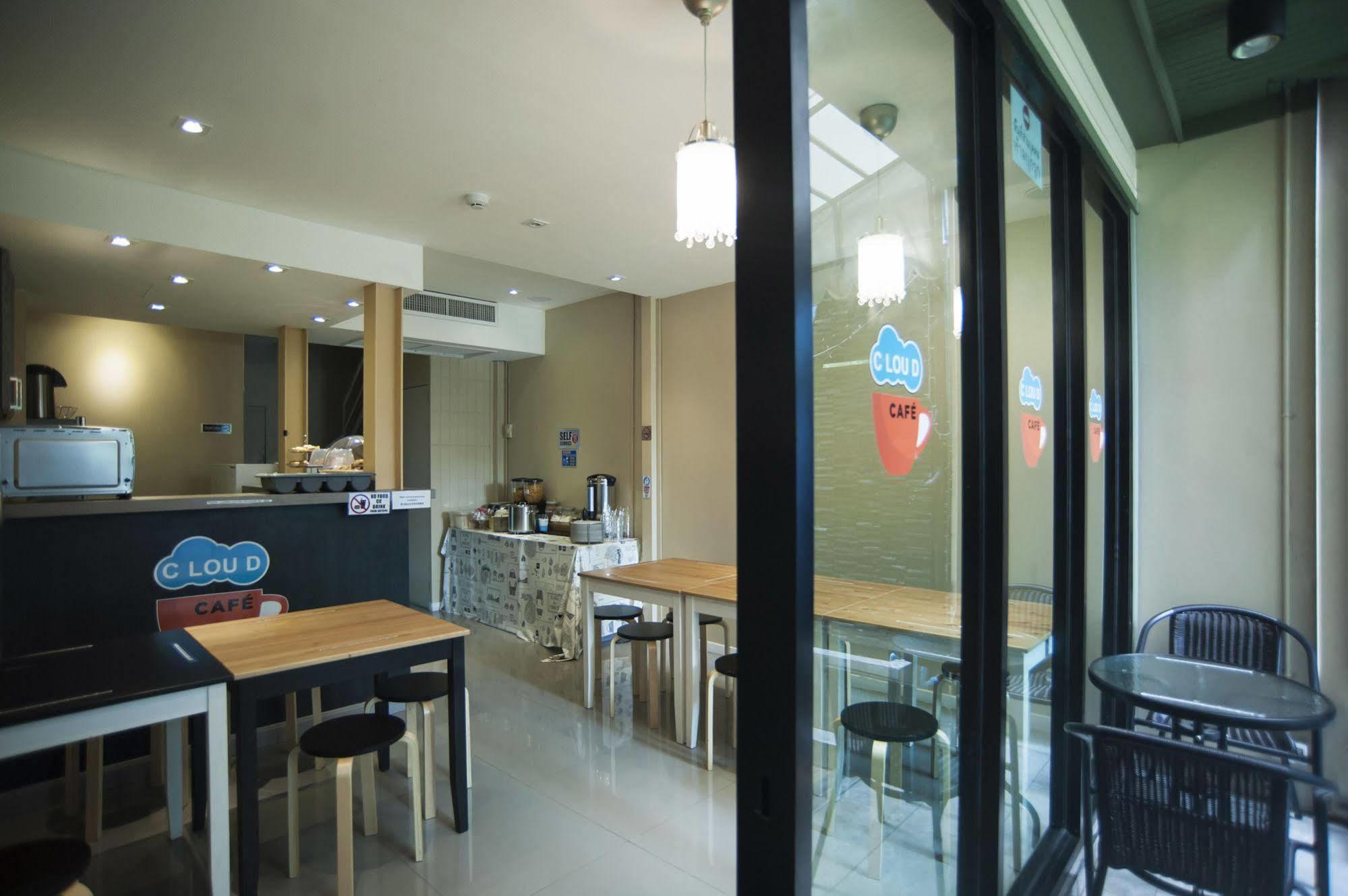 Cloud 9 Lodge Bangkok Exterior photo
